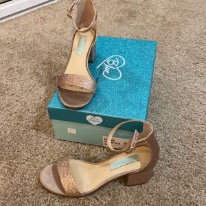 Betsy Johnson Champagne Glitter Heels 2”